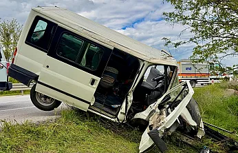 Direksiyon Hakimiyetini Kaybeden Sürücü Ağaca Çarptı