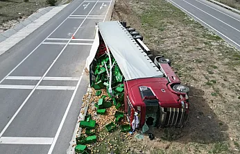 Direksiyon Hakimiyetini Kaybetti: Tır Refüje Devrildi