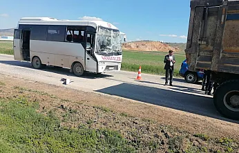 Direksiyon Hakimiyetini Kaybetti, Kamyona Çarptı: 3 Yaralı