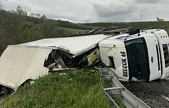 Direksiyon Hakimiyetini Kaybetti, 10 Ton Meyve Ziyan Oldu