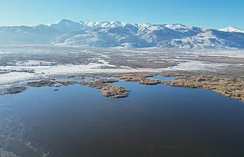 Eber Gölü Soğuk Hava Nedeniyle Dondu