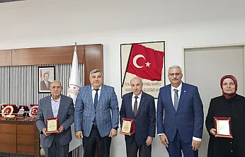 Emekli Okul Müdürlerine Plaketli Vefa