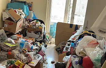 Emekli Profesörün İki Dairesinden Tonlarca Eşya Ve Çöp Çıktı