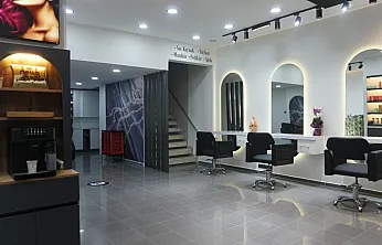 En Gözalıcı Saçlar, Bu Kuaförde