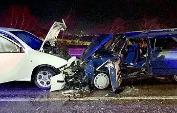 Eskişehir-Afyon Yolunda Kafa Kafaya Çarpıştılar: 9 Yaralı