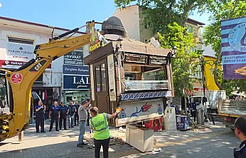 Esnaf Kendini Çatıya Zincirledi, Polis Ve Zabıta Eşliğinde Büfeler Kaldırıldı