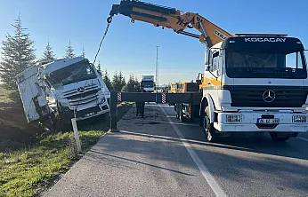 Ev Eşyası Yüklü Tır Kontrolden Çıkıp Şarampole Uçtu