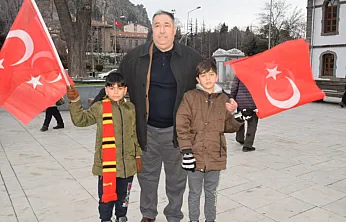 'Gerekirse Bedel Öder, Bayraktan Vazgeçmeyiz'