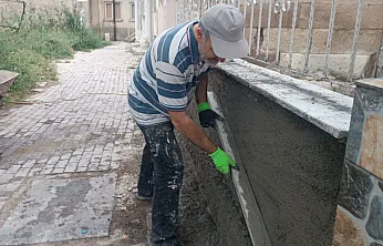 Hem İmam, Hem Usta... Caminin Tadilatını Yaptı