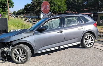 Hemzemin Geçitte Korkutan Kaza: Otomobile Tren Çarptı