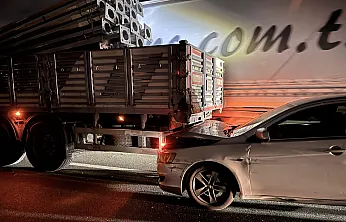 İki Tır Ve Otomobilin Çarpıştığı Kazada Bir Kişi Yaralandı