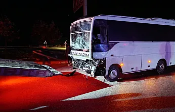 İşçileri Taşıyan Servis Tıra Çarptı: 17 Yaralı Var