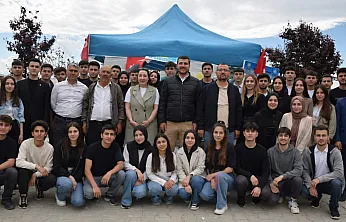İYİ Parti, Öğrenci Merkezi Erenler'de Stant Açtı