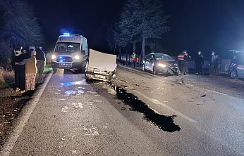 Kafa Kafaya Çarpışan Otomobillerde 4 Çocuk Yaralandı