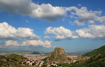 Kale Üzerinde Bulutların Dansı Görenleri Mest Etti