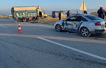 Kamyonet İle Otomobil Çarpıştı 6 Kişi Yaralandı