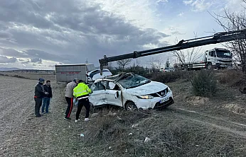 Kamyonet İle Otomobil Çarpıştı, 3 Kişi Yaralandı