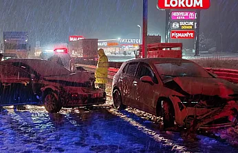 Karlı Yolda Zincirleme Kaza: 3 Araç Çarpıştı, 8 Kişi Yaralandı