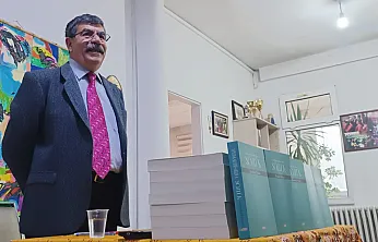 Kendi Doğum Gününde, Afyon'a Sözlük Hediye Etti Afyon'a Özgü 6 Bin Söz Varlığı Bu Kitapta