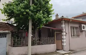 Kiraz Toplarken Demir Korkuluğun Üzerine Düşüp Öldü
