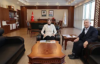 Kocatepe'nin Yazarı, Vali Yiğitbaşı'na Kitaplarını Sundu