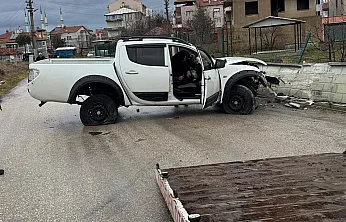 Kontrolden Çıkan Arazi Aracı Evin İstinat Duvarına Çarptı