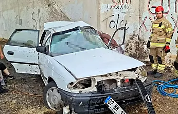Köprünün Ayağına Çarpan Araçta 3 Kişi Öldü, Kalbi Duran Çocuk Son Anda Hayata Döndürüldü