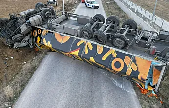 Mandalina Yüklü Tır Yolu Kapattı