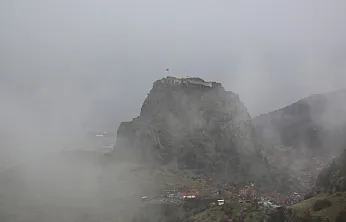 Masal diyarlarından çıkmış gibi… Sisler içinde Karahisar Kalesi