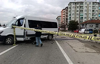 Minibüsün Altına Giren Motosikletli Ağır Yaralandı