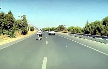 Motosiklet Bir Anda Yola Atladı, Arkadaki Sürücü Son Anda Kurtardı