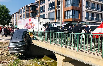 NİKO Önünde İlginç Kaza. Araç Sulama Kanalına Uçtu