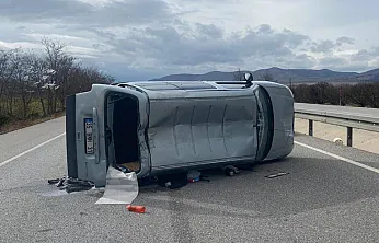 Otomobil Orta Şeritte Devrildi