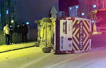 Otomobilin Çarptığı İşçi Servisi Yan Yattı: 7 Yaralı