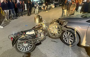 Otomobilin Motosikletle Çarpıştığı Kaza Güvenlik Kamerasında