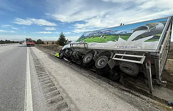 Peynir Yüklü Kamyon Yan Yattı