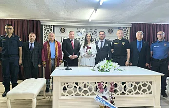 Polis Çift, Nikaha Süsledikleri Ekip Otosuyla Geldi