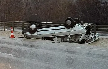 Refüje Devrilen Otomobil Sürücüsü Yaralandı