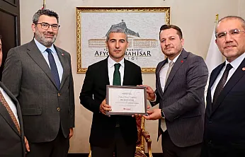 Saadet'ten 25. Yıla Özel Vali Aktaş Adına Fidan Jesti