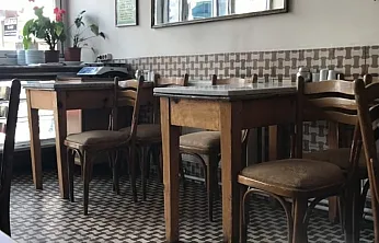 Sandalyeler 138 Yıllık, Selamsız Girene Yemek Yok!