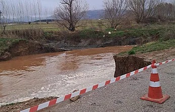 Sandıklı'da Yol Çöktü: 4 Metrelik Çukur Oluştu