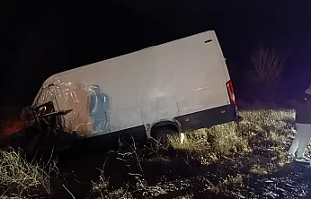 Şarampole Giren Minibüste 2 Kişi Yaralandı