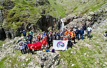 Şelaleyi Görmek İçin Yaklaşık 3 Kilometrelik Tepeye Tırmandılar