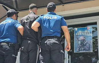 Sokakta Bıçak Çeken Genç Polisten Kaçamadı