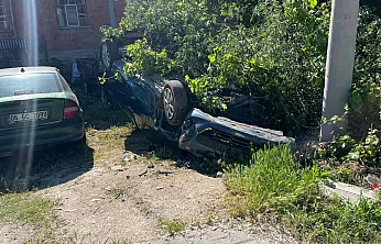 Takla Atıp Bahçeye Devrilen Otomobilin Sürücüsü Yaralandı