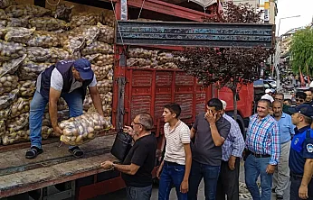 Tarlasında Yetiştirdiği 20 Ton Patatesi Vatandaşa Dağıttı