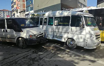 Ters Yönden Çıktı, Hat Minibüsüne Çarptı!
