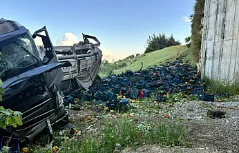 Tır Viyadükten Uçtu: 3 Kişi Öldü