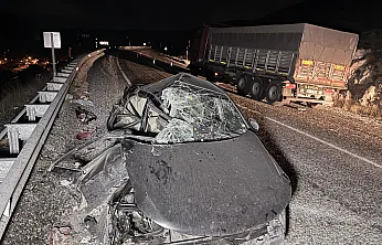 Tıra Çarpan Otomobilde 4 Kişi Yaralandı