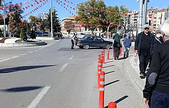 Trafikte Yolun Ortasında Kalan Otomobili Kadın Polis Tek Başına İttirerek Çalıştırdı